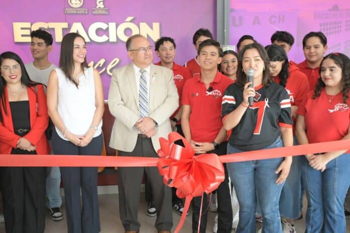 Estudiantes, autoridades y comunidad en la inauguración de la estación Universidad de Chihuahua, evento que promueve educación y cultura en la región.