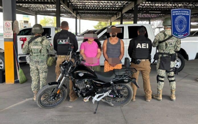 Delincuentes detenidos por autoridades en un operativo en Chihuahua, México, con presencia del Ejército y la Agencia Estatal de Investigación, en un área de estacionamiento con motocicleta y camioneta blanca en el fondo.
