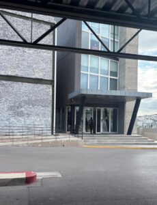 Moderno edificio corporativo en Chihuahua con fachada de piedra y vidrio, entrada principal con rampas y escaleras, estructura moderna y accesible, ideal para oficinas y empresas en la ciudad de Chihuahua.