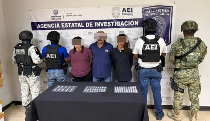 IMG-20251008-WA0090 Detención de personas sospechosas por delitos relacionados con drogas en Chihuahua, con agentes de la Fiscalía y la Guardia Nacional presentes en operativo policial.