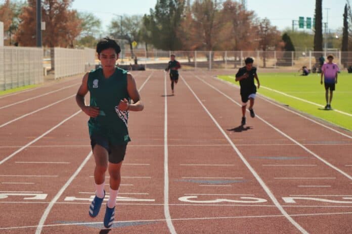 Corredores jóvenes participando en competencia atlética en pista de atletismo en Chihuahua, deporte, entrenamiento, salud física, evento deportivo en Chihuahua, atletas niños, actividad física.