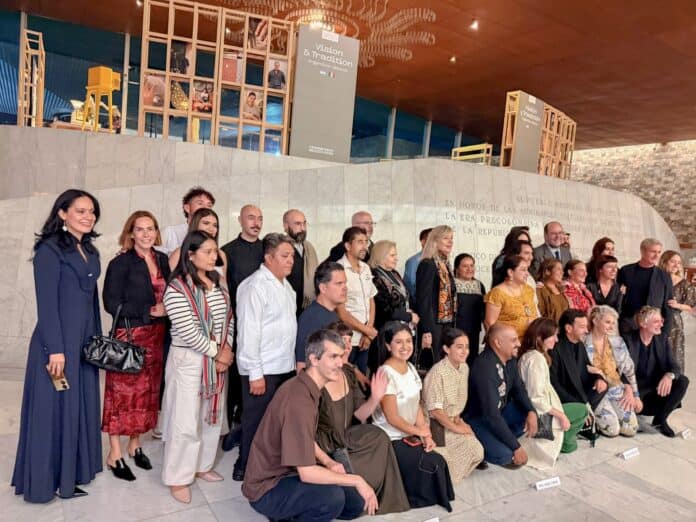 Galería de personas en evento cultural en Chihuahua, México, mostrando diversidad y participación en actividades artísticas y culturales, promoviendo la identidad y tradiciones locales en un espacio moderno y acogedor.