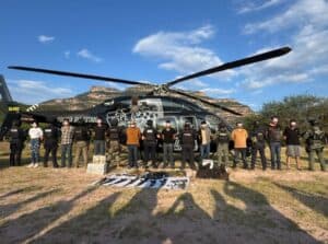 Helicóptero de la policía estatal de Chihuahua con personal policial y sospechosos durante una operación de seguridad.