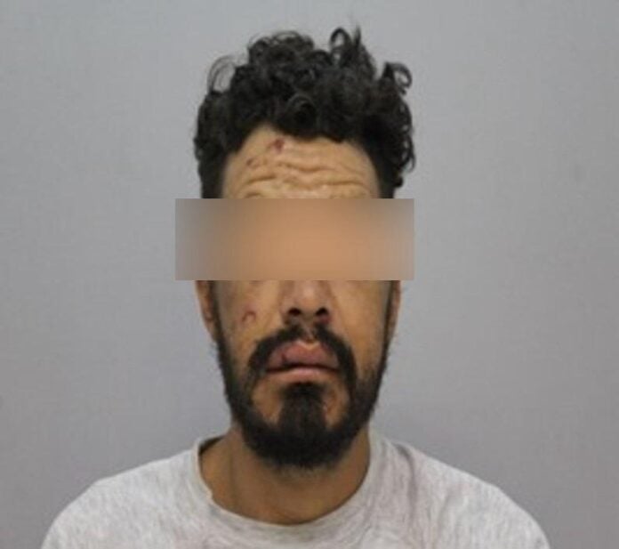 - Persona con lesiones y heridas faciales, expresión seria, fondo gris, en contexto de atención médica o situación de violencia en Chihuahua.
