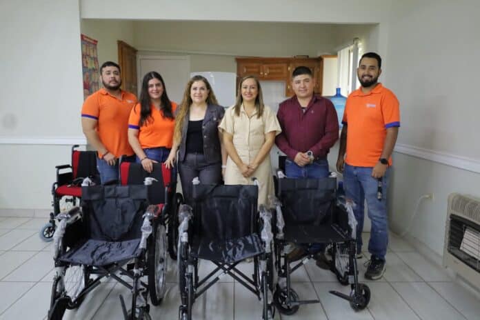 IMG-20251010-WA0014(1) Sillas de ruedas nuevas entregadas en un programa de apoyo para personas con discapacidad en Chihuahua, promoviendo inclusión y accesibilidad.