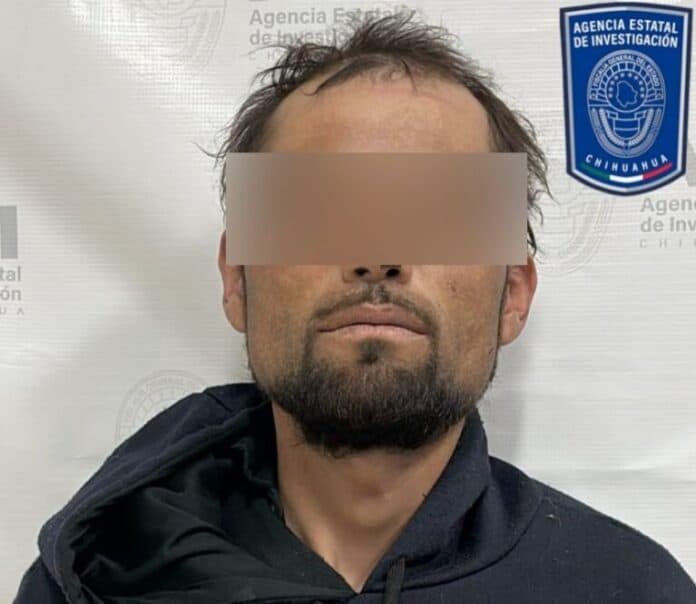 Persona detenida por investigación en Chihuahua, en imagen se muestra con fondo oficial de la Agencia Estatal de Investigación y logo del estado de Chihuahua.
