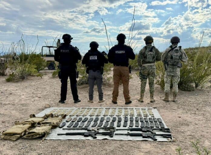 IMG-20251010-WA0037 Armed security personnel during a patrol in a desert landscape with weapons and tactical gear, representing safety and law enforcement efforts in Chihuahua, Mexico.