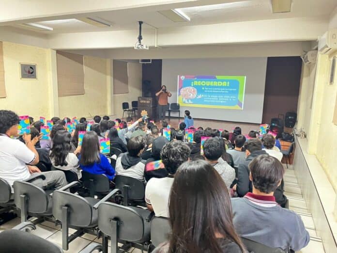 IMG-20251011-WA0015 Guía para el aprendizaje sobre salud y bienestar en Chihuahua, clases educativas dirigidas a estudiantes, presentación en aula con pantalla, enfoque en desarrollo biológico y autoconciencia.