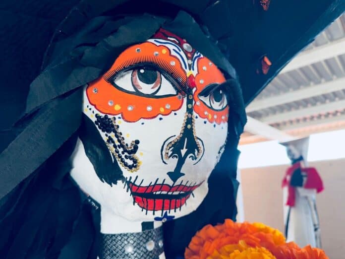 IMG-20251011-WA0038 Máscara de calavera mexicana decorada con colores vivos, detalles de lisas y brillantes, ideal para festividades tradicionales en Chihuahua, México.