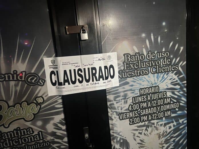 Clausurado establecimiento con cartel de cierre y horario, para garantizar la seguridad y cumplimiento de normativas en Chihuahua, México.