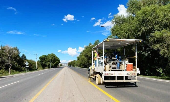 Reparación de pavimento en carretera en Chihuahua, maquinaria de bacheo y mantenimiento vial en acción, imagen de infraestructura y conservación de calles, servicios de mantenimiento vial para una óptima movilidad.