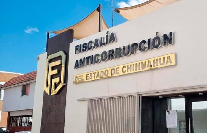 SanFcoOrocarcel Fachada de la Fiscalía Anticorrupción del Estado de Chihuahua, edificio oficial en Chihuahua, México, con señalización en letras grandes y distintivas, enfocada en combate a la corrupción y transparencia gubernamental.