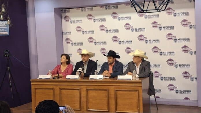 Alto contenido y relacionado con cultura de Chihuahua, México, en una conferencia con personas vestidas con sombreros tradicionales, promoviendo identidad regional y turismo en el estado.