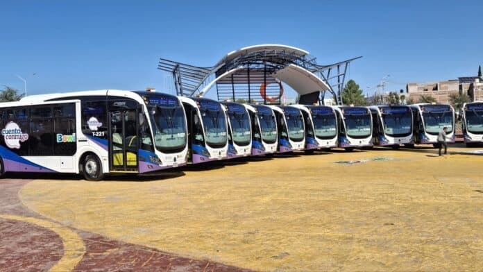 Autobuses de transporte público en una terminal moderna en Chihuahua, México, con diseño aerodinámico y tecnología avanzada para movilidad eficiente en ciudad.