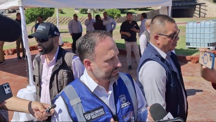 Agentes de gobierno en conferencia de prensa en Chihuahua, comunicación oficial, seguridad pública, operativos y autoridades en evento público, medios de comunicación, gobierno del estado de Chihuahua, evento oficial en exteriores, relevancia para noticias y comunicación institucional.