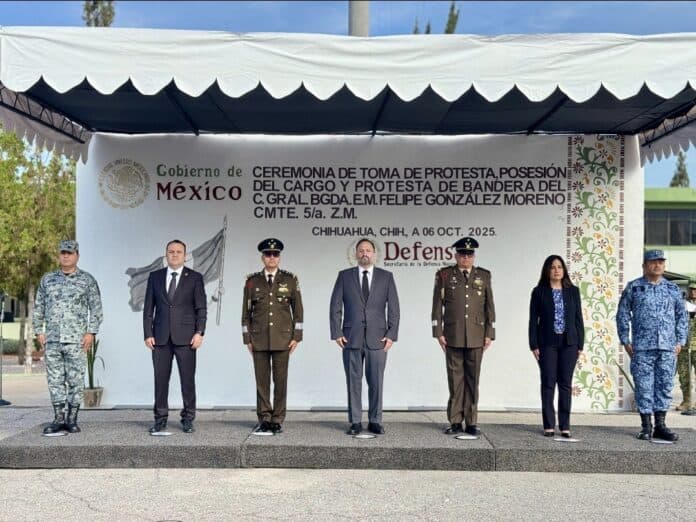 Screenshot_20251007_081610_WhatsApp Ceremonia oficial en Chihuahua, México, con autoridades militares y civiles durante la toma de protesta de banderas y cargos, resaltando la importancia de la seguridad y el compromiso patriótico en octubre 2025.