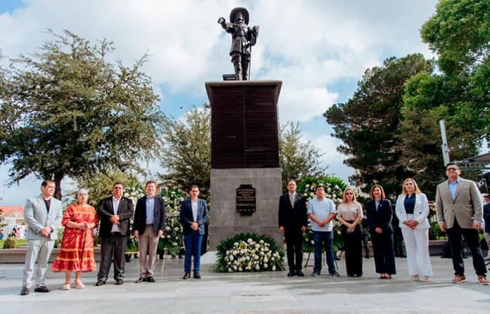 Homenaje en honor a la historia de Chihuahua, con presencia de autoridades locales y ciudadanos frente a un monumento conmemorativo en un día especial.