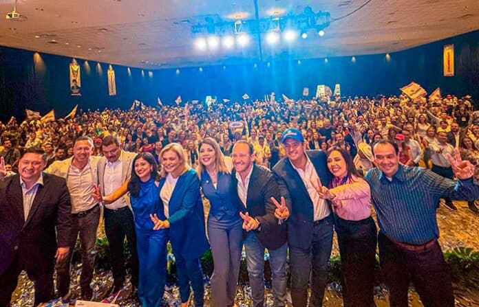 asampan Cumbre política en Chihuahua con líderes y representantes en un evento de gran afluencia. Ambiente de unidad y compromiso para el desarrollo estatal y nacional.