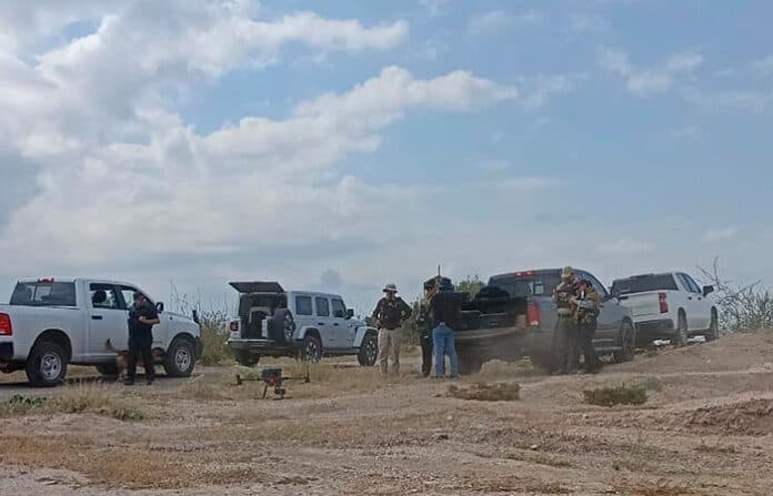 Camión de apoyo y oficiales de policía realizando trabajos de seguridad en un área rural en Chihuahua.