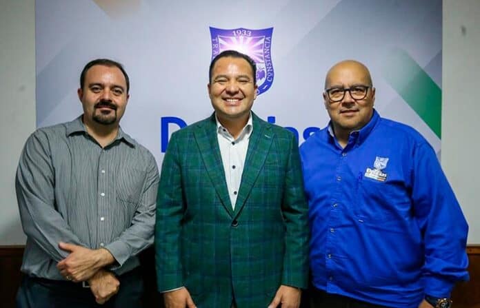 delishisto Hombres con ropa formal en evento de Soy Chihuahua, en un ambiente profesional y corporativo.