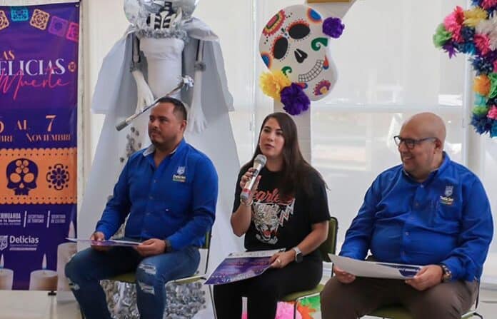 delitradimue Alta calidad de personajes en evento cultural de Día de los Muertos en Chihuahua, con decoraciones tradicionales y conferencistas, promoviendo festivales y actividades culturales en la región.
