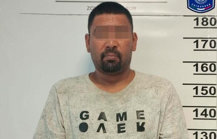detedelicifemi Persona hombre en ficha de arresto en Chihuahua, México, en fondo con marcas de altura y logotipo policial, imagen relacionada con seguridad y denuncia.