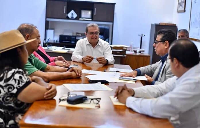 dypama Reunión de profesionales en un entorno corporativo en Chihuahua, México, promoviendo colaboración y toma de decisiones efectivas para el desarrollo empresarial y estratégico en la región.