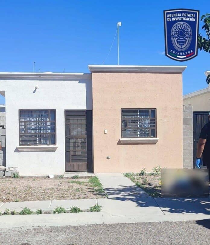 femideli Casa en Chihuahua, edificio policial y de investigación en color beige y blanco con ventanas de barrotes y un cartel de la Agencia Estatal de Investigación de Chihuahua. Fachada de vivienda o dependencia gubernamental en zona urbana.