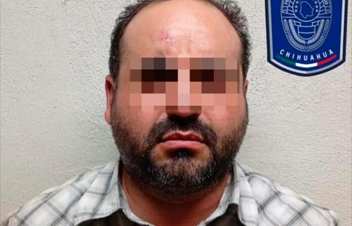 hermandipu Hombre con rostro pixelado frente a un fondo con escudo de policía de Chihuahua, imagen relacionada con seguridad, investigación o identificación en Chihuahua, México.