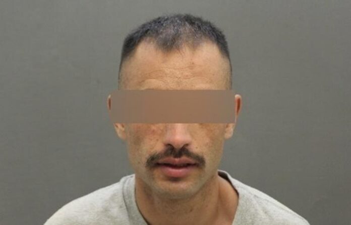 intentoases Par de fotos que muestran a un hombre con características faciales inusuales, en un fondo gris, con una expresión neutral y cabello corto, utilizado para ilustrar casos de identificación en investigaciones forenses en Chihuahua.