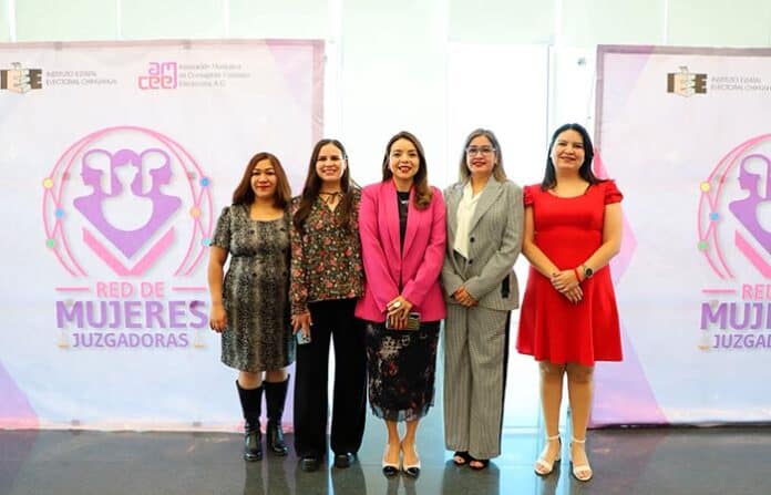 mujjuzcga Juezas y activistas femeninas en evento legislativo y cívico en Chihuahua enfocadas en igualdad y derechos de las mujeres en México.