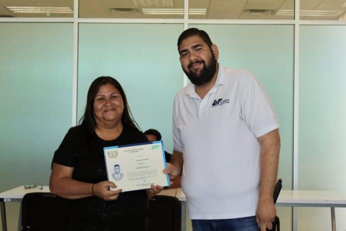 null-20251006-WA0031 Licenciada recibiendo certificado de la Universidad Tecnológica de Camargo, en un evento institucional, destacando formación académica y apoyo educativo en Chihuahua.