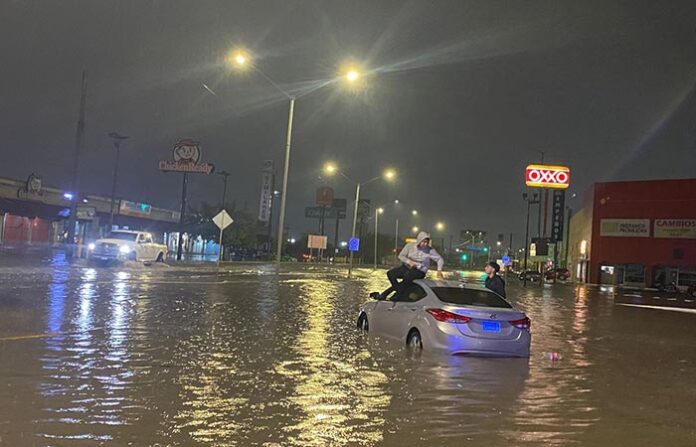 operalluviajrz Autos afectados por lluvia intensa y calles inundadas en Chihuahua, emergencias y cuidados ante las condiciones meteorológicas extremas en la región.