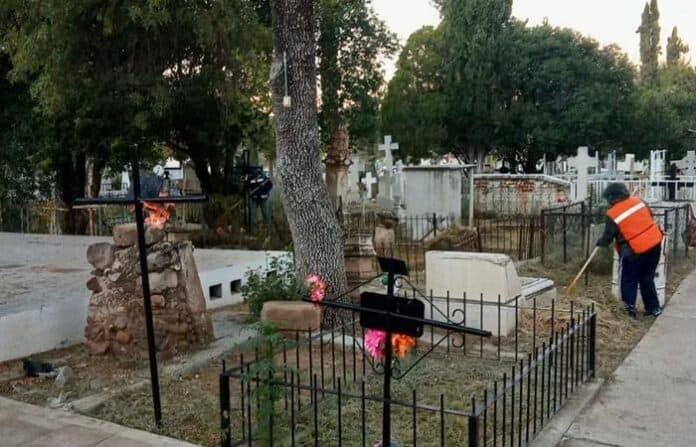 panteonesparral Tumba en un cementerio en Chihuahua con trabajadores realizando mantenimiento en las sepulturas.