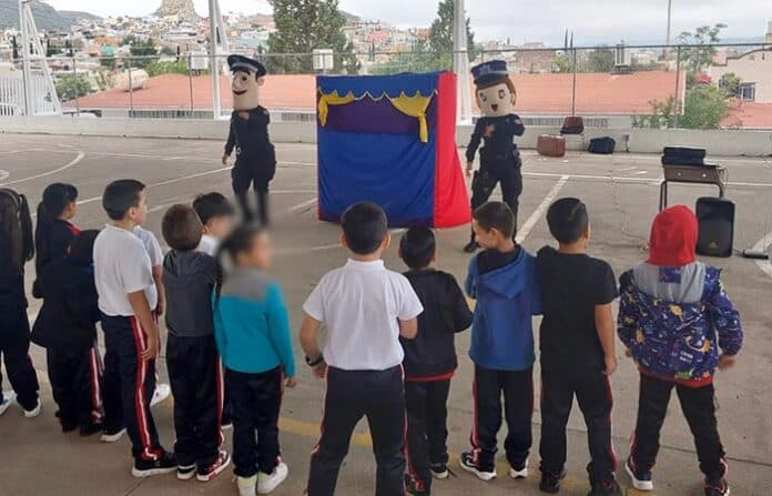 platacunia Disfraces de policías y niños en espectáculo teatral para educación y entretenimiento infantil en Chihuahua. Actividades culturales y educativas para niños en espacios abiertos.
