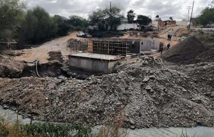 puentestarosa1 Construcción de infraestructura en proceso en Chihuahua, con excavaciones y estructuras de concreto en obra. Obra civil en construcción para infraestructura urbana, con maquinaria y personal técnico trabajando.