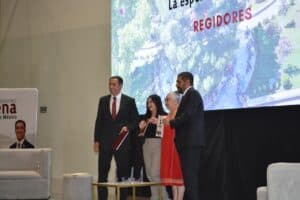 Premio reconocimiento a líderes en Chihuahua, evento oficial con funcionarios y presentes en escenario.