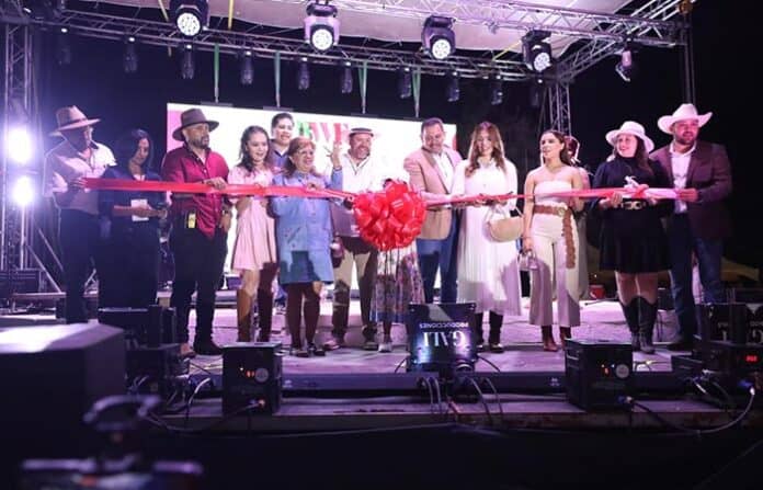 Corte de cinta en evento de inauguración en Chihuahua, México, con autoridades y representantes locales en un escenario iluminado, celebrando un nuevo proyecto o iniciativa en la ciudad.