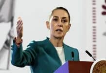 “No hay que traicionar al pueblo”: Sheinbaum sobre quienes se abstuvieron o votaron contra reforma electoral El alt text: Mujer política expresando discurso en evento oficial del gobierno mexicano.
