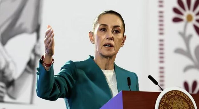 El alt text: Mujer política expresando discurso en evento oficial del gobierno mexicano.