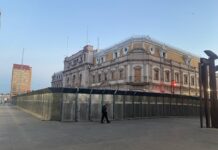 Amanecen estructuras metálicas en edificios del Centro de CUU previo a marcha del 8M