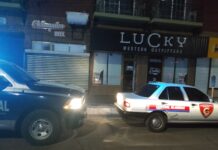 Cristalazo en negocio del Centro deja daños materiales