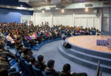 Estudiantes asisten a conferencia sobre el Día Internacional de la Mujer