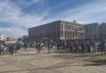 Contingente feminista llega a la Plaza del Ángel en marcha del 8M en Chihuahua