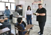 Entrega Jael Argüelles lentes a estudiantes de primaria Juan Álvarez