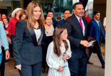 Simpatizantes de Morena arropan a Cruz Pérez Cuéllar poco antes de la definición en Chihuahua