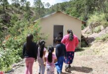 Entrega Arturo Medina dos viviendas construidas desde cero a familias afectadas por incendios en Guadalupe y Calvo