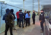 Aseguran dos tractocamiones con mercancía irregular en Juárez