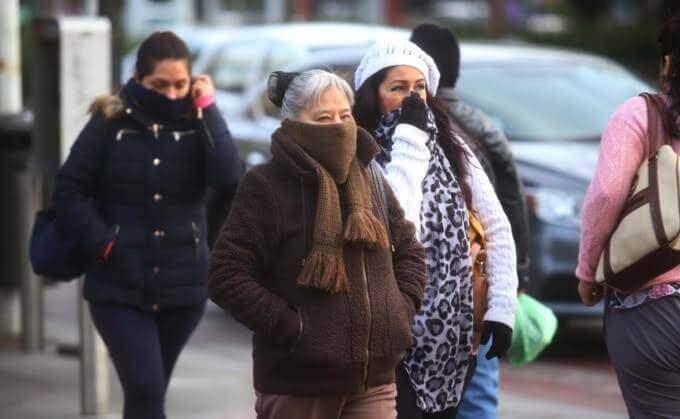 Gente-cubriendose-del-frio (1)