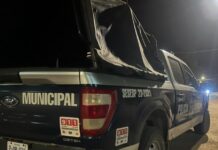 Detienen a conductor agresivo tras persecución y agresión a policías